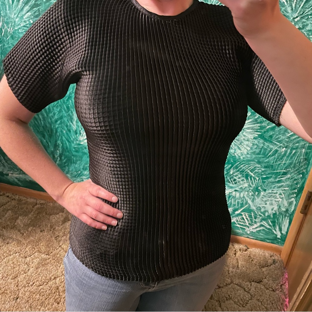 Claudia Richard Black “Ribbed” Stretchy Short Sleeve Top